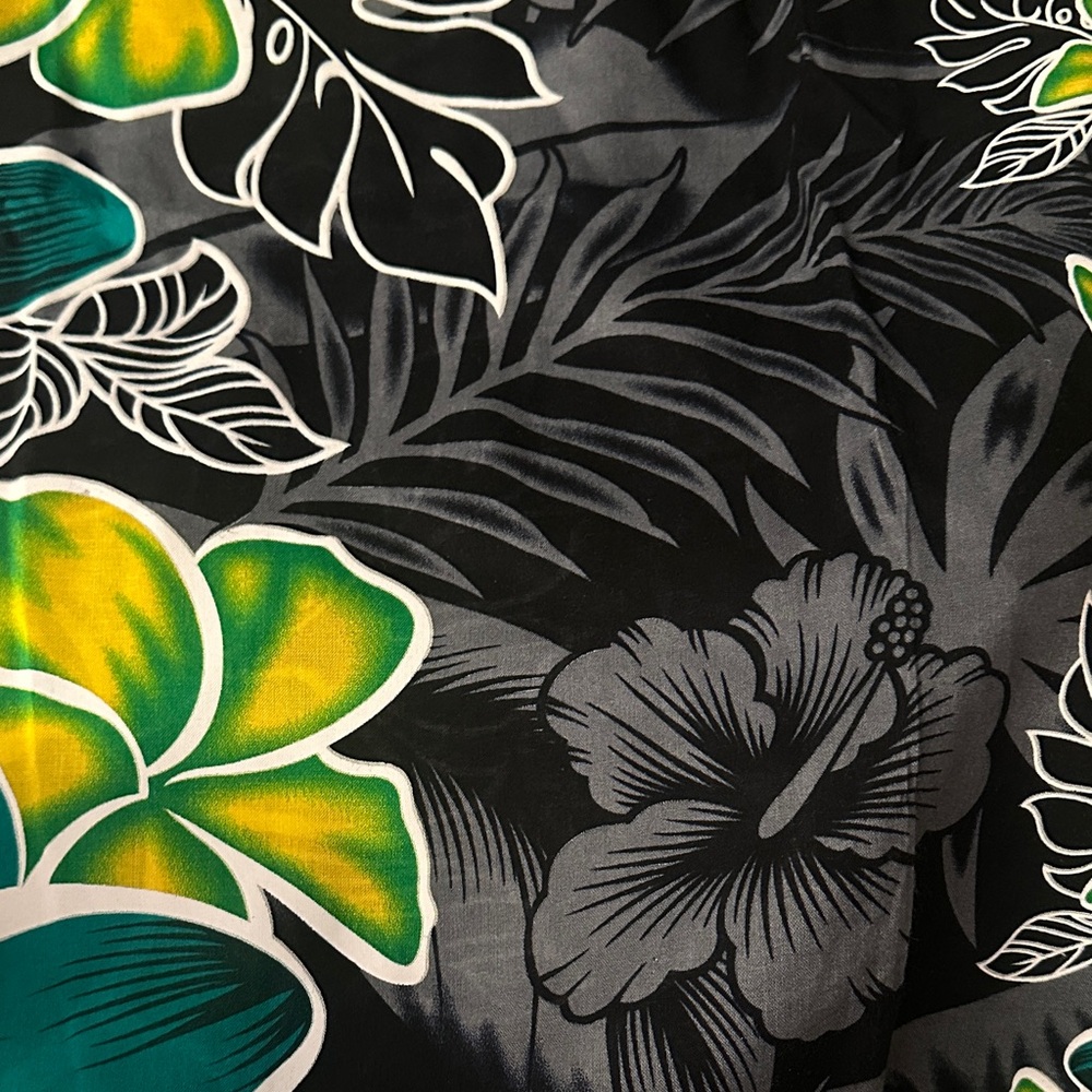 Green yellow gray black plumeria cluster Pareo sarong - Picture 2 of 3